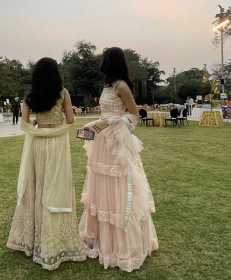 Two Indian Friends, Aesthetic Pic In Lehenga, Aesthetic Desi Wedding Fits, Indian Aesthetic Wedding Outfits, Desi Girl Aesthetic Lehenga, Indian Elegant Outfit, Desi Aesthetic Lehenga, Indian Outfit Poses Ideas, Bengali Lehenga