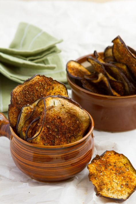 Crisp Eggplant Chips w/ Smoky Seasoning | Healthful Pursuit Eggplant Chips, Vegetable Chips, Egg Plant, Eggplant Dishes, Chips Recipe, Eggplant Recipes, Dehydrator Recipes, Vegan Snacks, Veggie Recipes