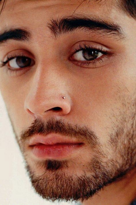 Zayn Malik Tumblr, Zayn Malik Tattoos, Men's Piercings, Zayn Malik Photos, Nose Piercing Stud, Zayn Malik Pics, Face Piercings, Friends Funny Moments, Corte De Cabelo Masculino