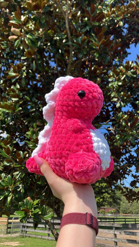 Crochet With Red Yarn, Red Crochet Ideas, Fluffy Crochet, Crochet Dinosaur Patterns, Crochet Plushies, Crochet Barbie, Easy Crochet Animals, Crochet Dinosaur, Quick Crochet Patterns