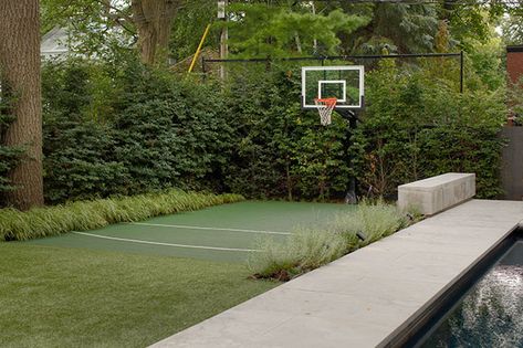 House & Home - A Backyard Pro Shares 10+ Smart Tips For Pool Landscaping Backyard Court, Home Basketball Court, Basketball Court Backyard, Backyard Sports, Backyard Basketball, Pool Terrace, Artificial Lawn, Basketball Net, Contemporary Garden