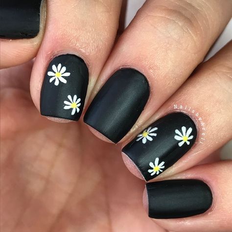 Mat Black Nails Short, Black With Flowers Nails, Black Daisy Nails, Spring Black Nails, Black Nails Flowers, Black Nails With Flower Design, Mat Black Nails, Short Gel Nails Designs, Black Nails With Flowers