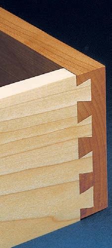 12 Tips & Tricks For Perfect Dovetailed Drawers: Here’s an easy-to-follow checklist that will guarantee your foolproof dovetail jig won’t make a fool out of you. Dovetail Boxes Projects, Dovetail Joints How To Make, Hand Tools Woodworking, Tool Shed Organizing, Collectors Cabinet, Woodworking Projects Diy Beginner, 2 Joints, Dovetail Box, Wood Jig