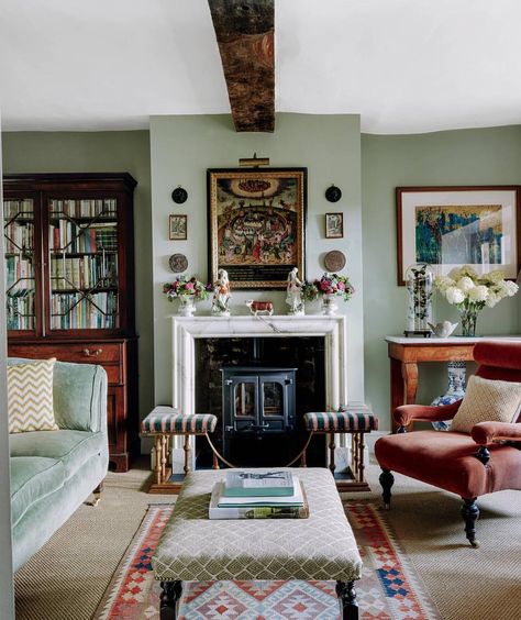 What a charming living room, largely decorated by homeowners Charles O’Connor and Edward Greenall. This Herefordshire farm was recently featured in House and Garden magazine, pic is by Simon Brown #interior #interiors #interiordecor #interiordesign #livingroom #livingroomdecor #england #englishcountryside #herefordshire #englishcharm #englishcountry #beautiful #antique #antiques #simonbrown #houseandgarden #houseandgardenuk English Country Living Room, English Country House Style, English Country Decor, Cottage Living Rooms, Country Living Room, Cottage Interiors, Victorian Decor, English Country House, Interior Modern