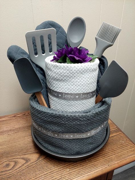 Bridal Shower Kitchen Gift Basket, Towel Cake Bridal Shower Diy, Towel Cakes Diy, Kitchen Gift Basket Ideas, Bridal Shower Kitchen Gifts, Dish Towel Cakes, Kitchen Towel Cakes, Wedding Towel Cakes, Kitchen Gift Baskets