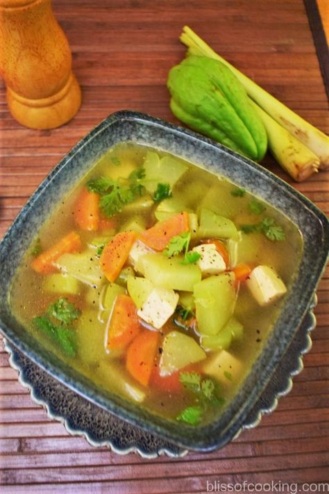 Choko Recipes, Food For Rainy Days, Chayote Soup, Mirliton Recipe, Sebi Recipes, Lemongrass Soup, Chayote Recipes, Recetas Salvadorenas, Chayote Squash