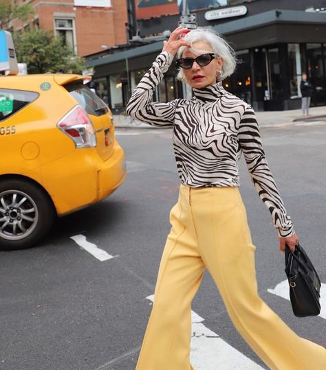 7 Outfit Formulas to Start Wearing Weekly (Because Repeating Is A-OK) Yellow Pants Outfit, Crossing The Street, Yellow Pants, K Fashion, Outfit Formulas, Looks Street Style, Outfit Trends, Soft Grunge, 가을 패션