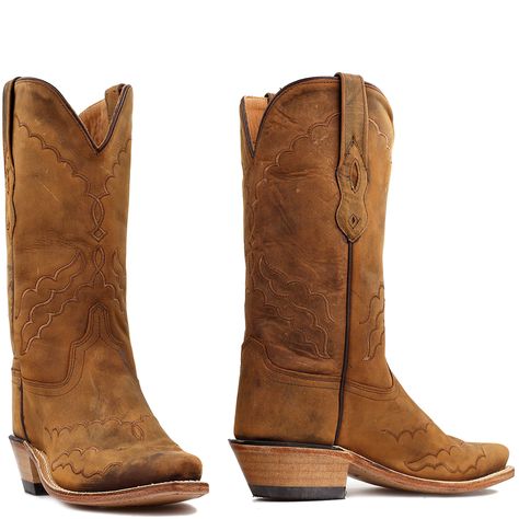 Old West cowboylaarzen, model LF1600E, voor dames. Deze boots zijn gemaakt van een bruin kleurig nubuck leer. Ze zijn afgewerkt met sierstiksels op de schacht en voet.  Ook zijn er aan de zijkanten treklussen aangebracht. De neus van deze laarzen loopt spits toe. De buitenzijde is gemaakt van 100% leer.
De schachtomvang is 37,5 cm, de hakhoogte is 4,5 cm en de hoogte van de laars is 34 cm. Dit is gemeten bij een maat 39.
Deze laarzen vallen klein uit qua maat. Twijfel je tussen twee maten? Kies Eindhoven, Old West, Cowboy Boots, Cowboy, Boots