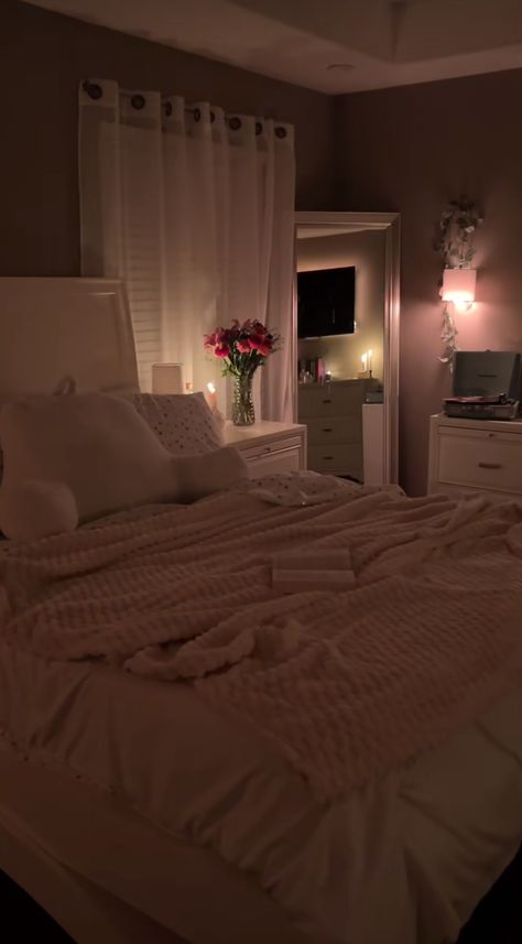 Big Cozy Bedroom, Warm Cozy Room Aesthetic, Cozy Bed Ideas Comfy, Calm Bedroom Aesthetic, Calm Bedroom, Cozy Reading Chair, Earthy Bedroom, Luxury Room Bedroom, Comfy Bedroom