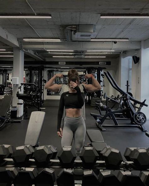 Gym Couples Aethstetic, Gym Couple Aesthetic Faceless, Couple Gym Pics, Gym Rat Boyfriend, Gym With Boyfriend, Gym Couple Pictures, Gym Bf, Gym Couple Goals, Gym Couple Poses