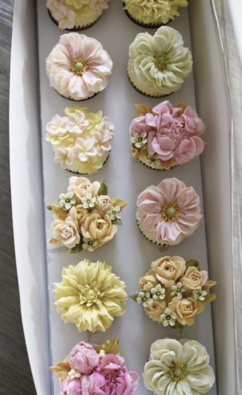 Deserts Cupcakes, Floral Dessert, Royal Icing Flowers, Buttercream Flower Cake, Cupcake Cake Designs, Cupcake Bakery, Buttercream Cupcakes, Cupcake Icing, Cupcake Bouquet