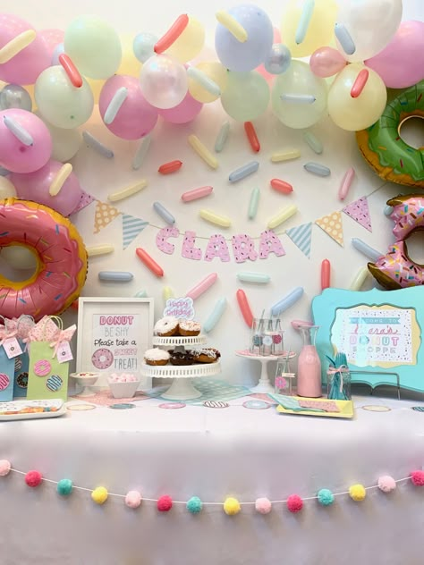 Sprinkle Balloon Arch, Sprinkle Balloons, Donut Party Ideas, Sweet Birthday Party, Donut Theme Party, Rainbow Sweets, Donut Decorating Ideas, Sprinkles Birthday Party, Sweets Party