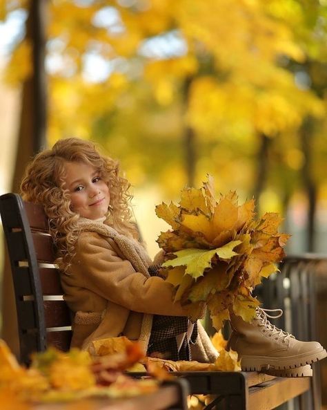 Fall Season Pictures, Autumn Photography Portrait, Fall Photo Shoot Outfits, Fall Shoot, Fall Portraits, Fall Family Photo Outfits, Autumn Family Photos, Fall Family Pictures, Alone Photography