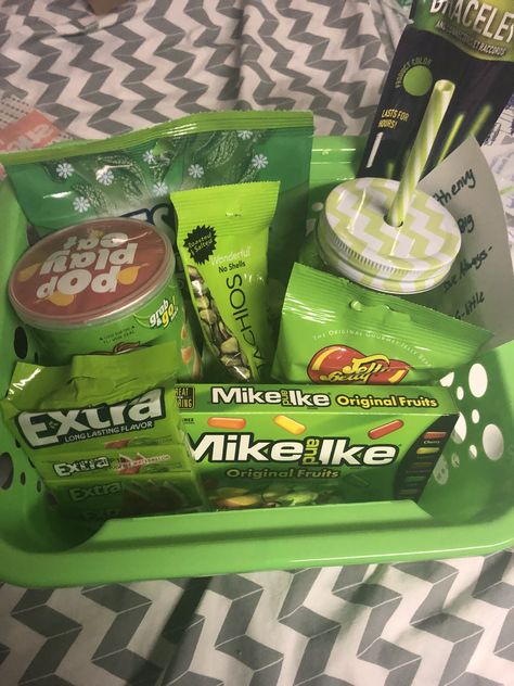 Green Themed Gift Basket Boyfriend, Green Valentines Basket, Green Things Gifts, Green Basket Gift Ideas For Boyfriend, Green Color Baskets Gift Ideas, Green Gift Ideas For Him, Green Basket For Color Party, Green Items For Gift Basket, Green Themed Food Snacks Ideas