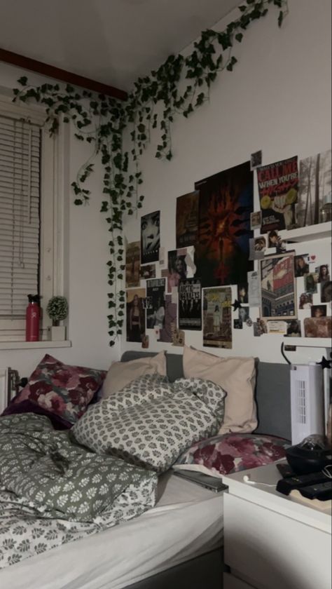 room inspo | downtown girl | downtown girl room | taylor swift | lana del rey | downtown girl aesthetic | summer | poster inspo Tv Girl Room Aesthetic, City Girl Room Aesthetic, Downtown Aesthetic Bedroom, Down Town Room, Down Town Girl Aesthetic Room, Down Town Girl Room, Downtown Girl Aesthetic Summer, Lana Del Rey Room Aesthetic, Downtown Room Aesthetic