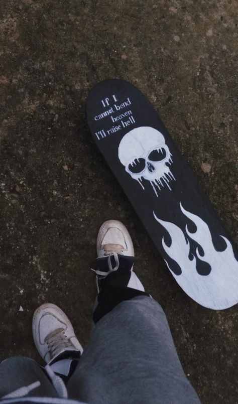 Skateboard Board Design, Skateboard Custom Design, How To Draw A Skateboard, Skateboard Aesthetic Design, Aesthetic Skateboard Design, Skateboard Design Aesthetic, Emo Skateboard, Goth Skateboard, Cool Skateboards Designs