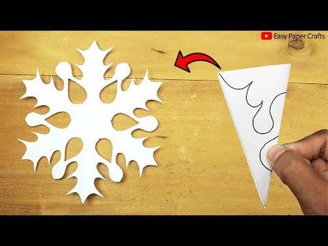 Snowflakes Diy Template, Christmas Crafts With Paper, Snowflake Step By Step, Snowflakes Template, Paper Snowflake Designs, Easy Holiday Decorations, Halloween Classroom Decorations, Christmas Decor Diy Cheap, Paper Snowflake Template