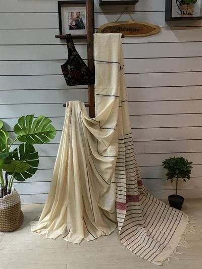 Saree Botique Interiors, Blouse Display Ideas, Saree Display Ideas Showroom, Saree Display Ideas, Sharee Photography, Saree Closet, Saree Display, Ajrak Saree, Saree Showroom