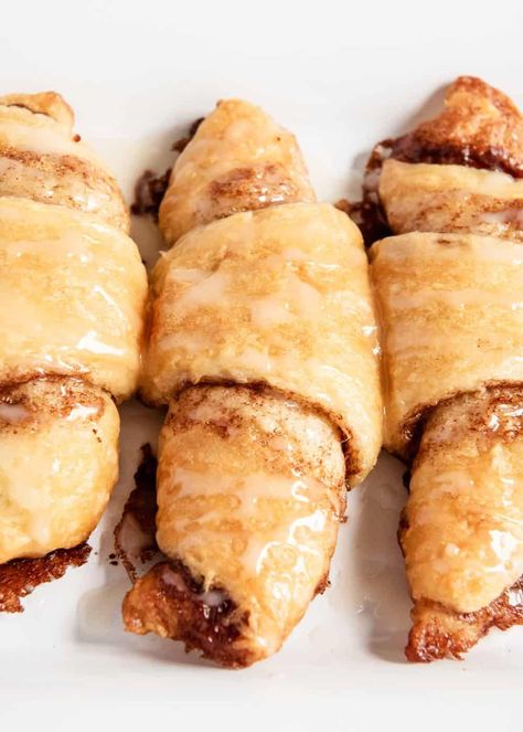 Cinnamon Crescent Rolls - Perfectly flaky crescent rolls with a cinnamon sugar filling and sweet vanilla glaze. This delicious recipe will become one of your favorite crescent roll desserts! Cinnamon Sugar Crescent Rolls, Cinnamon Crescents, Desserts Cinnamon, Pillsbury Crescent Recipes, Roll Desserts, Pillsbury Crescent Roll Recipes, Crescent Roll Recipes Dessert, Crescent Roll Dessert, Cinnamon Crescent Rolls