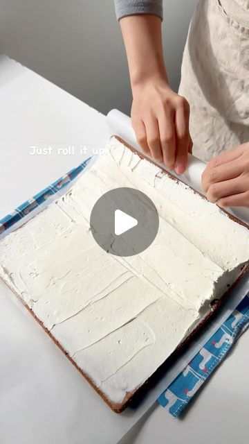 Box Cake Roll Recipes, Cake Roll Videos, Christmas Swiss Roll Decoration, Roll Cake From Box Cake, Cake Roll Design Ideas, How To Make Swiss Roll, Swiss Roll Decoration, Roll Cake Decoration, Chicolate Cake