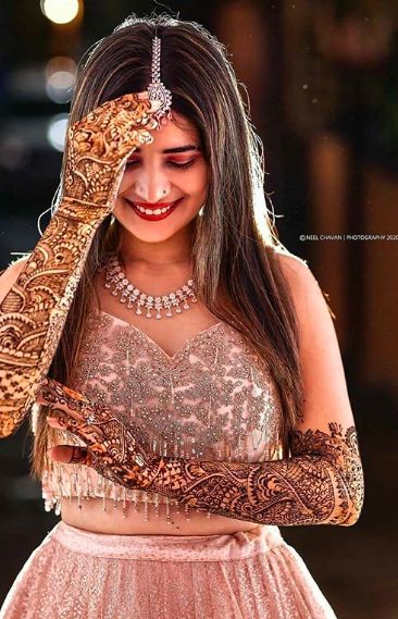 Mehndi Poses For Bride With Friends, Mahendi Photos, Mehendi Poses For Bride, Mehandi Poses, Mehandi Photo, Mehendi Photography Bridal, Mehendi Poses, Mehndi Poses, Mehendi Photoshoot