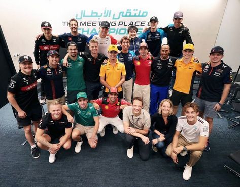 Formula 1 op X: 'Introducing....the class of 2023! 🎓 📸: @alex_wurz #AbuDhabiGP #F1 https://t.co/CKL5Mxh7Qe' / X Aryton Senna, Lewis Hamilton Formula 1, Abu Dhabi Grand Prix, F1 Wallpaper Hd, Valtteri Bottas, Formula Racing, Class Of 2023, Smooth Operator, Lando Norris