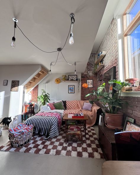 70s Loft Apartment, Open Loft Living Room, Colourful Loft Apartment, Decorating A Loft Apartment, Small Living Room Plants, Small Loft Apartment Decorating, Studio Loft Apartment Ideas, Checkered Living Room, England Apartment