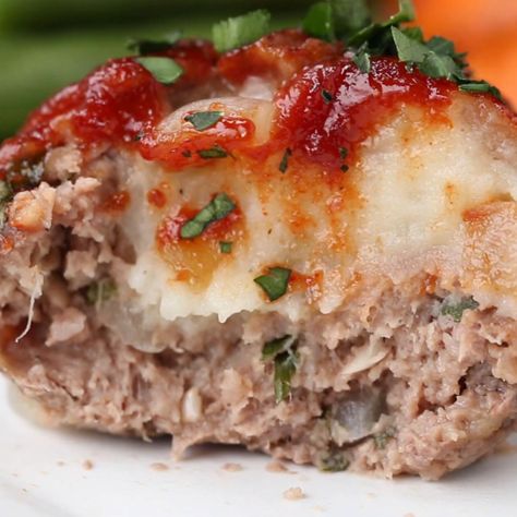 Mashed Potato Stuffed Meatloaf Cups Mashed Potato Stuffed Meatloaf, Meatloaf Cups, Stuffed Mashed Potatoes, Savory Meatloaf, Casserole Dinners, Ww Dinner, Stuffed Meatloaf, Potato Stuffed, Beef Dinners