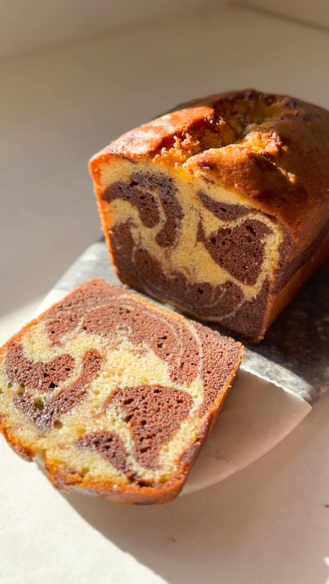 Chocolate marble loaf cake recipe. Soft and moist vanilla and chocolate sponge. Simple step-by-step recipe with video tutorial. Marble Loaf Cake, Matt Adlard, Marble Loaf, Marble Cake Recipes, Cake Recipes Easy Homemade, Sponge Cake Recipes, Sweet Dishes Recipes, Quick Recipes Snacks, Homemade Cake Recipes