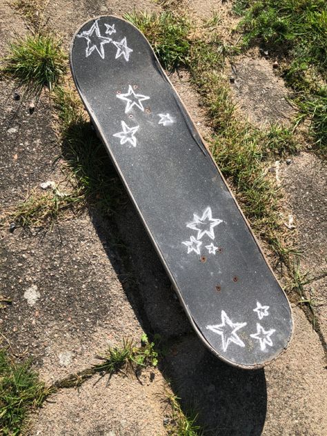 Skateboard Astethic, Grunge Skateboard Design, Skating Boarding Aesthetic, Skatbord Design, Skateboard Designs Art, Painted Skateboard Ideas, Kaykay Aesthetic, Skateboard Design Ideas Art, Skateboard Aesthetic Design