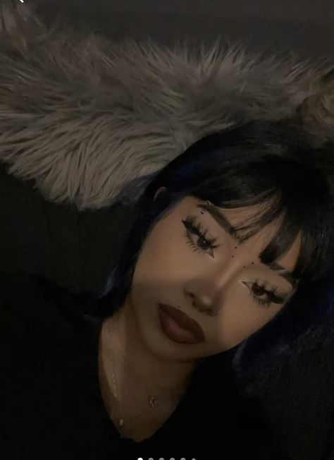 Makeup With Blue Hair, Bangs Above The Eyebrow, Brow Piercing Women, Emo Eyebrows, Cat Pretty Makeup, Y2k Eyebrows, Hot Emo Makeup, Soft Emo Makeup, Eyebrow Piercing Aesthetic