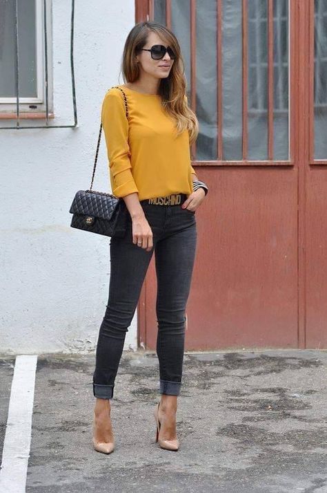 Mustard Top Outfit, Yellow Blouse Outfit, Yellow Top Outfit, Mustard Yellow Blouse, Pearls Fashion, Outfits Con Jeans, Yellow Outfit, Fashion Capsule, Yellow Top