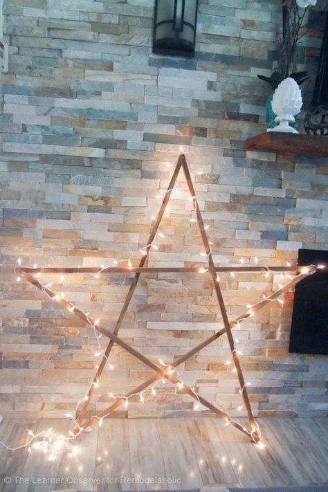 DIY Large Rustic Wood Star with Lights For Under $5! Outdoor Christmas Light Displays, Ornament Tree Display, Diy Christmas Star, Diy Christmas Decor, Christmas Light Displays, Christmas Front Doors, Wood Stars, Simple Christmas Decor, Wooden Stars