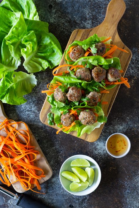 Vietnamese Meatball Lettuce Wraps - These healthy and low-carb meatball lettuce wraps are easy to make and easy to eat. Vietnamese Lettuce Wraps, Meatball Lettuce Wraps, Lettuce Wraps Recipes, Hmong Recipes, Vietnamese Meatballs, Keto Sushi, Catering Recipes, Stomach Rumbling, Vietnamese Dishes