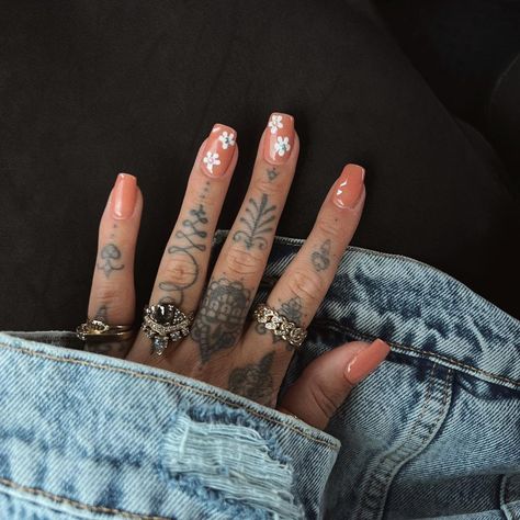 Nails On Tattooed Hands, Jamie Genevieve Nails, Jamie Genevieve Tattoo, Jamie Genevieve Jewelry, Tatooed Ring Finger, Hayley Bieber Finger Tattoos, Jamie Genevieve Hand Tattoo, Hailey Bieber Hand Tats, Jamie Genevieve