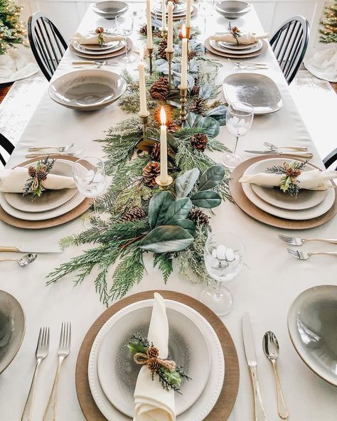 William Ashley’s Instagram post: “Holiday #tablescape inspo incoming...Christmas is looking real cute with some #Denby “Modus” dinnerware on top of this tablesetting.…” Simple Table Decorations, Xmas Projects, Nature Christmas, Kitchen Christmas Gifts, Centerpieces Diy, Christmas Dinner Party, Christmas Layouts, Christmas Decorations For Kids, Christmas Tablescape