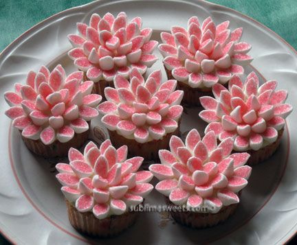 cupcakes with marshmallow flowers | thought they were adorable and found a tutorial here Marshmallow Flower Cupcakes, Marshmallow Flower, Frost Cupcakes, Zoes Fancy Cakes, Marshmallow Cupcakes, Cupcake Flowers, Marshmallow Flowers, Cupcake Decoration, Peter Cottontail