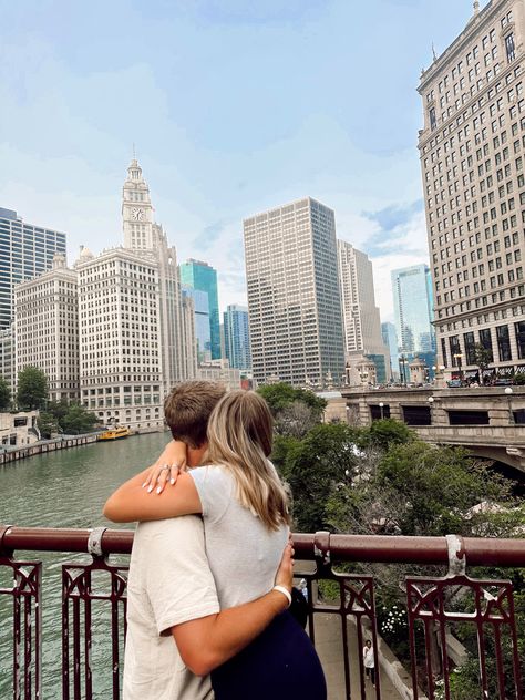 Couple boyfriend bf photos picture ideas! In chicago city with view looking away into the distance with gf hugging pic inspo and cute outfit summer !! #bf #photooftheday #chicago Couple Photos In The City, Chicago Couple Pictures, Chicago Date Ideas, Boyfriend Photo Ideas, Gf Poses, Bf Photos, Couples City, Couples Stuff, Chicago Trip