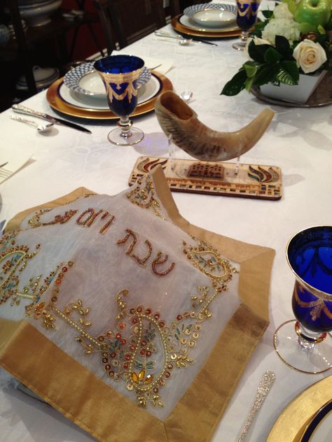 Yom Kippur table in blue and gold. Beautiful!! Jewish Aesthetic, Yom Teruah, Feasts Of The Lord, Messianic Judaism, Jewish Crafts, Jewish Celebrations, Hebrew Lessons, Jewish Heritage, Jewish Culture