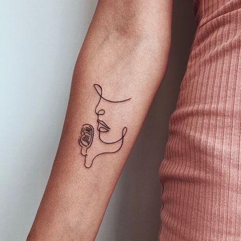 Music Tattoo Line Art, Singing Tattoo Ideas, Music Inspired Tattoos For Women, Tattoo Artists At Work, Singer Tattoo Ideas, Tattoo Artists Aesthetic, Singing Tattoo, Singer Tattoo, Mic Tattoo