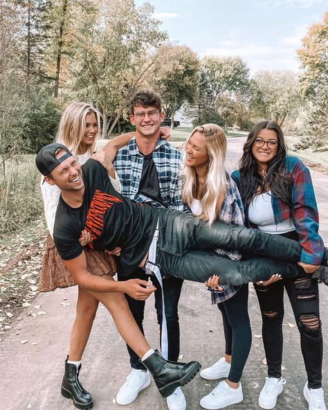 37.5k Likes, 400 Comments - Noah Schnacky (@noahschnacky) on Instagram: “thanks for 1mil!” Noah Schnacky, Sibling Pictures Teenagers, Teenage Family Photos, Adult Sibling Photography, Sibling Photography Poses, Sibling Photo Shoots, Sibling Pictures, Sibling Poses, Sibling Photography