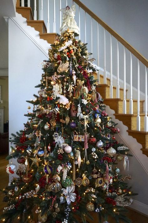 Classic Family Christmas Tree, Christmas Tree With Old World Ornaments, Traditional Colorful Christmas Tree, Classy Traditional Christmas Tree, Christmas Tress Aesthetic, Christmas Tree Antique, Tradional Christmas Tree Decorations, Trad Christmas Tree, Traditional Tree Decorations