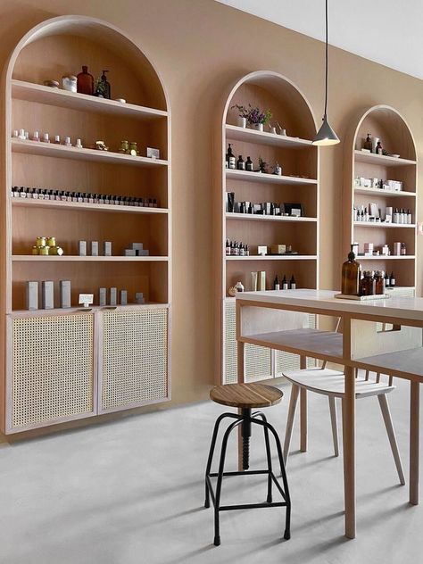 Salon Display Ideas Retail, Nail Store Interior Design, Beauty Store Interior, Beauty Center Design, Beauty Store Design, Retail Shop Design, Beauty Shop Decor, Interior Design Store, Spa Interior Design