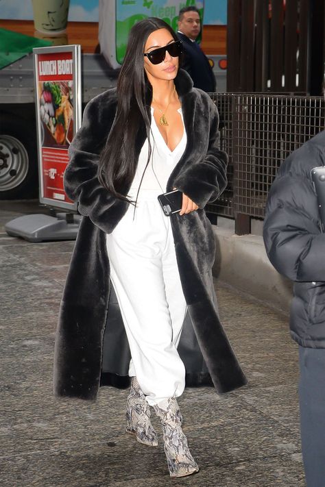 Kardashians Outfits, Kim Kardashian Style Outfits, Leather Sweatpants, Kendall Jenner Dress, Kim Kardashian Hot, Kardashian Fashion, Kim Kardashian Makeup, Fur Coat Outfit, Grey Fur Coat