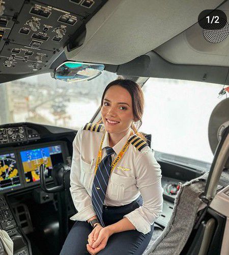 Remember Dreams, Female Pilots, Women In Tie, Sea Ship, Becoming A Pilot, Leather Leggings Fashion, Women Wearing Ties, Female Pilot, Flight Training