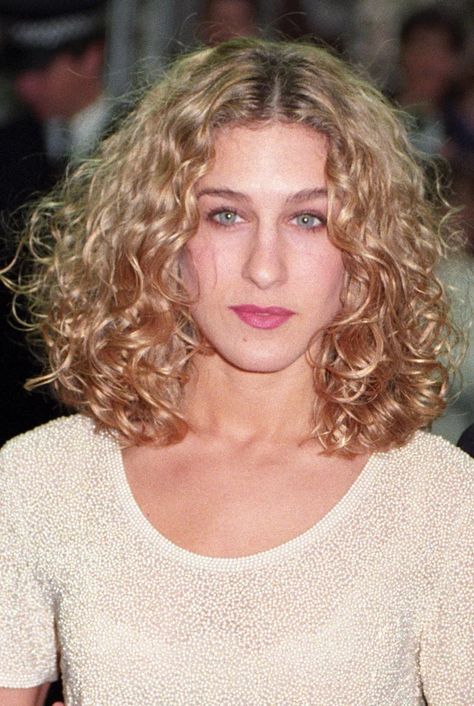 2017 | Sarah Jessica Parker Hair Evolution | POPSUGAR Beauty Photo 2 Sarah Jessica Parker Hair, Carrie Bradshaw Hair, Hot Hair Tools, Sara Jessica Parker, Natural Curly Hair Cuts, Hair Evolution, Blonde Curly Hair, Sarah Jessica, Curly Hair Care