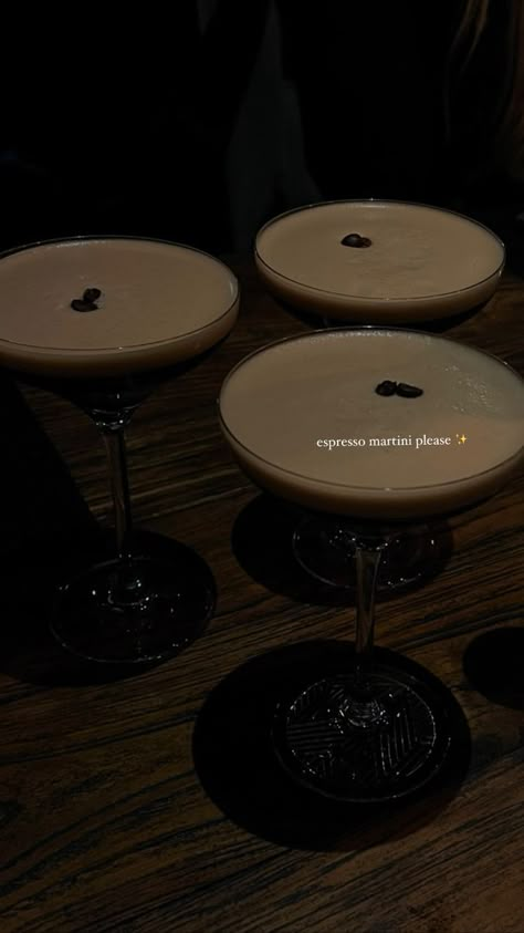 Espresso Martini Instagram Story, Espresso Martinis Aesthetic, Espresso Martini Captions, Cocktail Asthetic Picture, Drinks Insta Story, Espresso Martini Aesthetic, Espresso Aesthetic, Fancy Drinks, Pretty Drinks