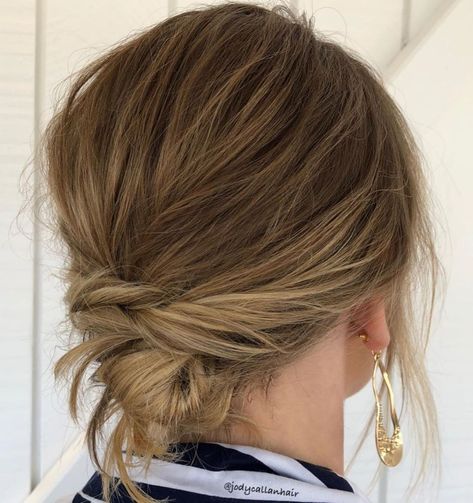 Knot Updo, Easy Updos For Medium Hair, High Bun Hairstyles, Easy Updo Hairstyles, Shorter Hair, Hair Simple, Up Dos For Medium Hair, Updos For Medium Length Hair, Short Hair Updo