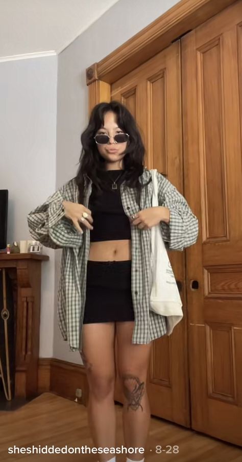 Casual Cute Concert Outfits, Beach Alternative Outfits, Black Outfits Edgy Summer, Summer Outfits 2023 Grunge, Summer Alternative Fashion, Concert Outfit Ideas Grunge, Dark Aesthetic Outfits Summer, 90s Summer Grunge Outfit, Eclectic Fashion Style Casual