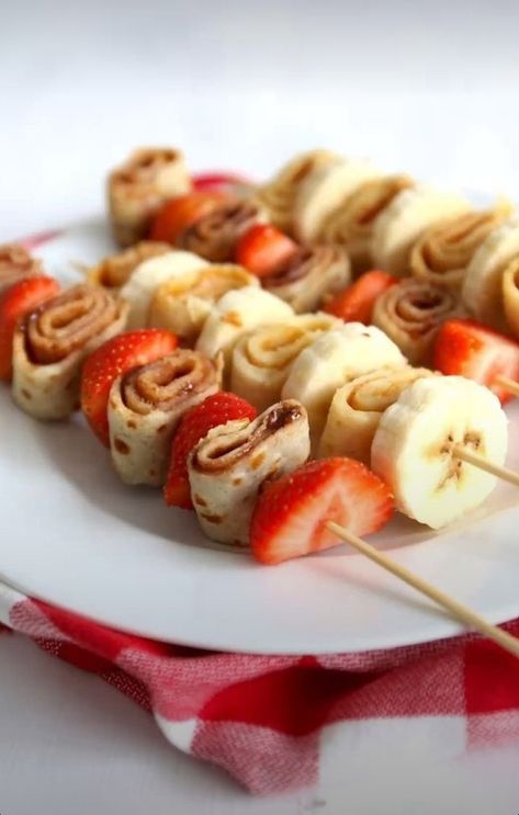 Strawberry Banana Pancakes, Sweet Crepes Recipe, Banana Pancake, Sweet Crepes, Birthday Snacks, Decorações Com Comidas, Crepe Recipes, Snacks Für Party, Banana Pancakes